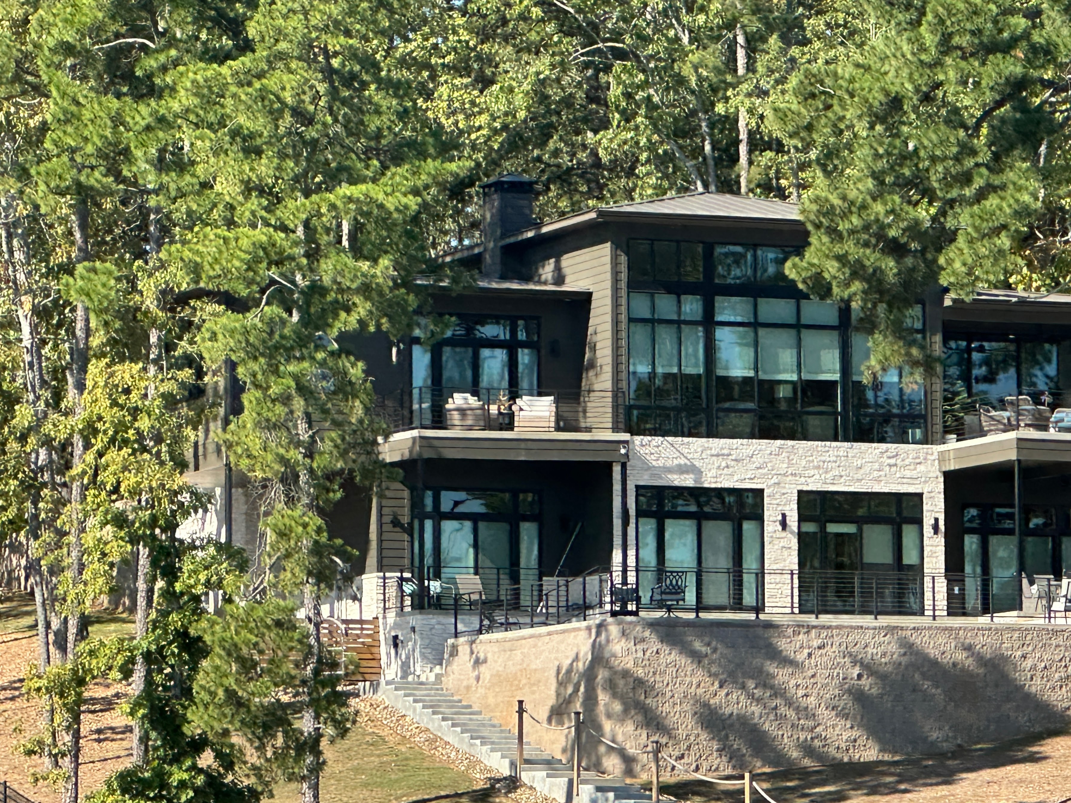 Modern contemporary waterfront home on Lake Hamilton